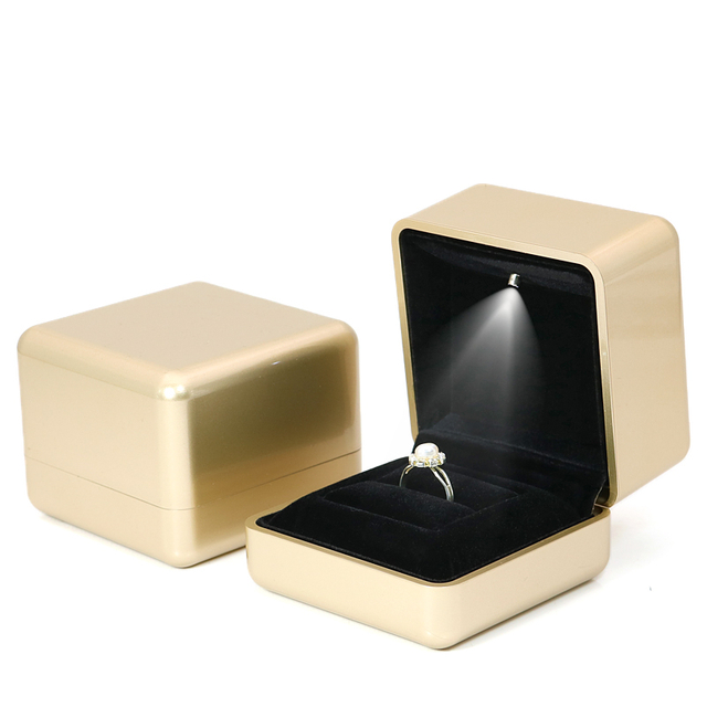 Custom Deluxe LED Light Jewelry Box LED Plastic Gift Box Ring Necklace Pendant Jewelry Box 