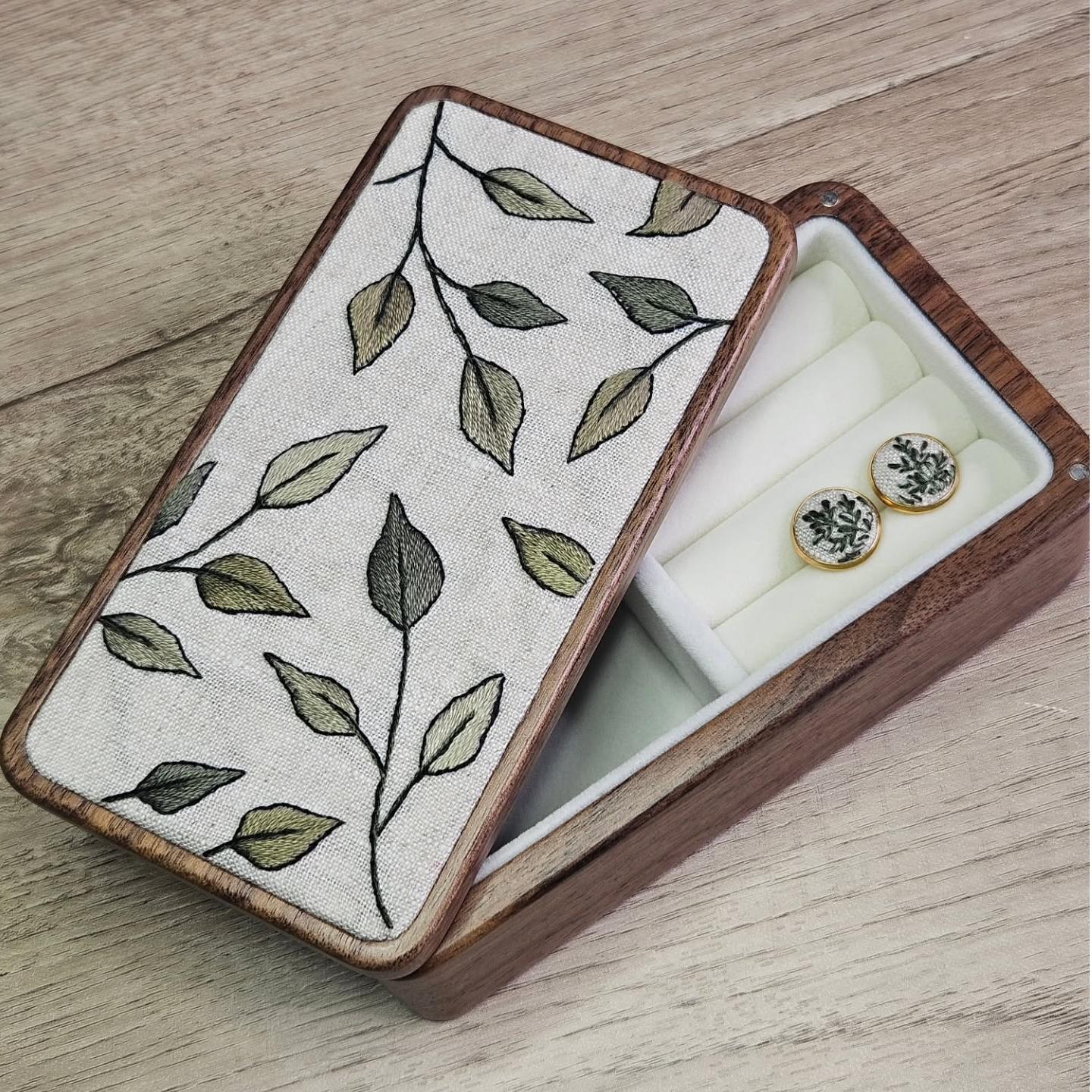 Personalized Jewelry Packaging Wooden Box Ring Necklace Storage Box with Logo Handmade Fabric Embroidered Jewelry Boxes
