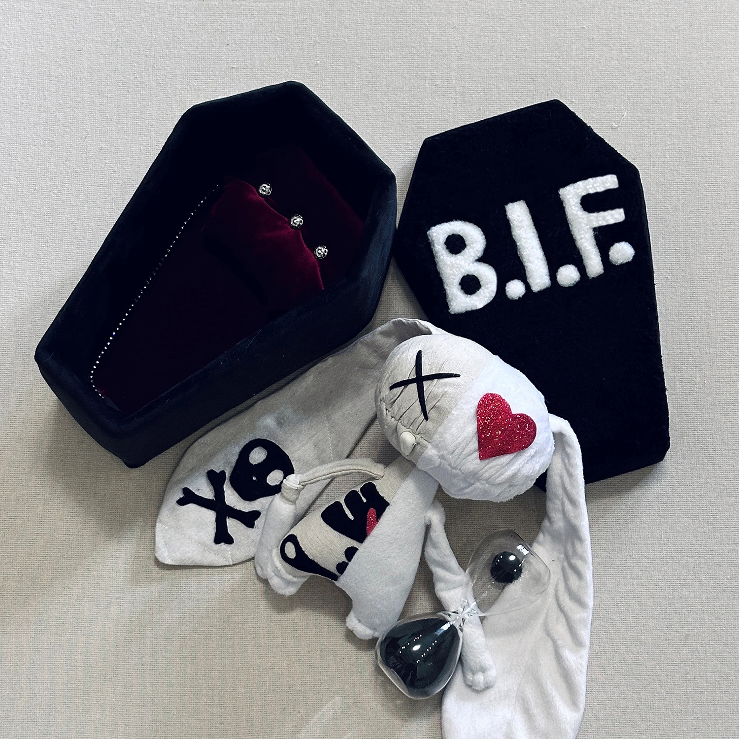 Custom Black Halloween Embroidered Velvet Jewelry Storage Box Necklace Earring Ring Gothic Coffin Shaped Jewellery Packaging Box