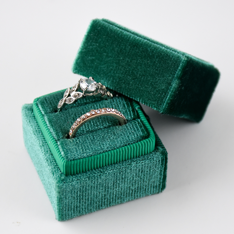 Elegant Square Shape Green Custom Clolor Velvet Fabric Double Rings Boxes Jewellery Wedding Gift Ring Display Packaging Box