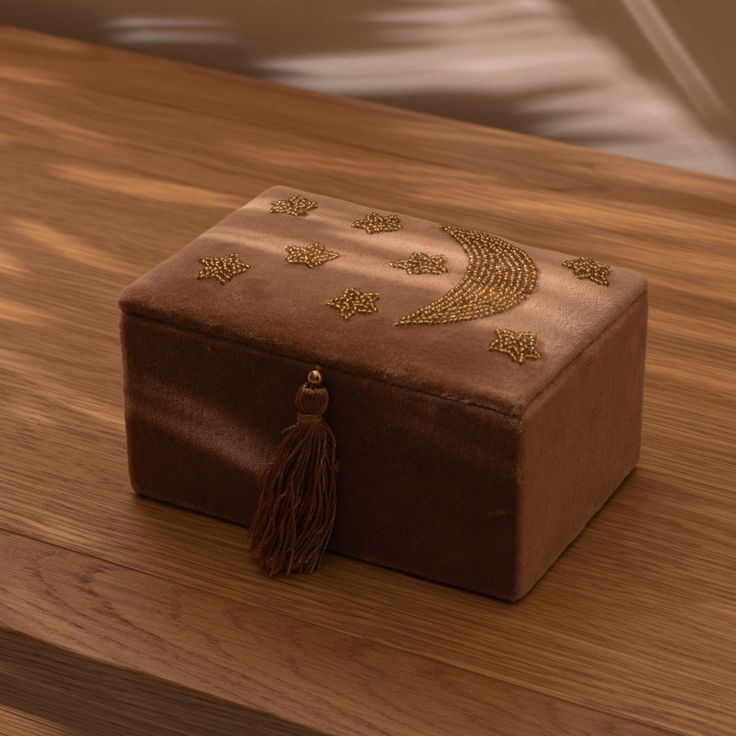 Luxury Velvet Seashell Pearl Jewelry Decorative Box Jewelry Packaging Box with Tassel Beaded Embroidered Jewelry Storage Box